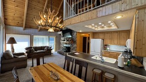 Interior - Awesome Family Lake House, Big Deck, Game Room - Shasta Lakeshore Retreat #17 (Lakehead)