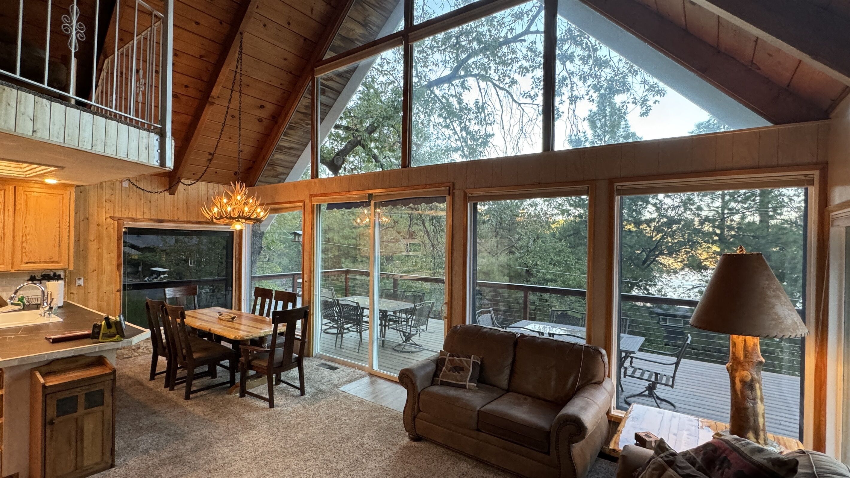 Smart-TV, Kamin, Videospiele, DVD-Player