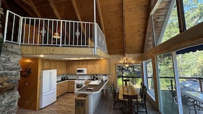 Fridge, microwave, oven, stovetop - Awesome Family Lake House, Big Deck, Game Room - Shasta Lakeshore Retreat #17 (Lakehead)
