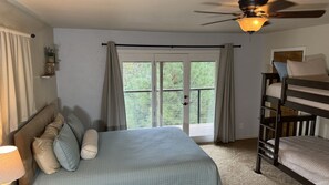 3 soverom, skrivebord, strykejern/-brett og reiseseng for barn