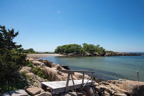 Chaises longues, serviettes de plage