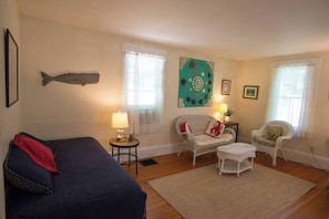 Smart TV, books - Stroll to SeaView/Beach; Great Yard (Gloucester)