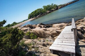 Chaises longues, serviettes de plage