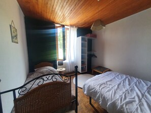 2 slaapkamers, een strijkplank/strijkijzer, reisbedje