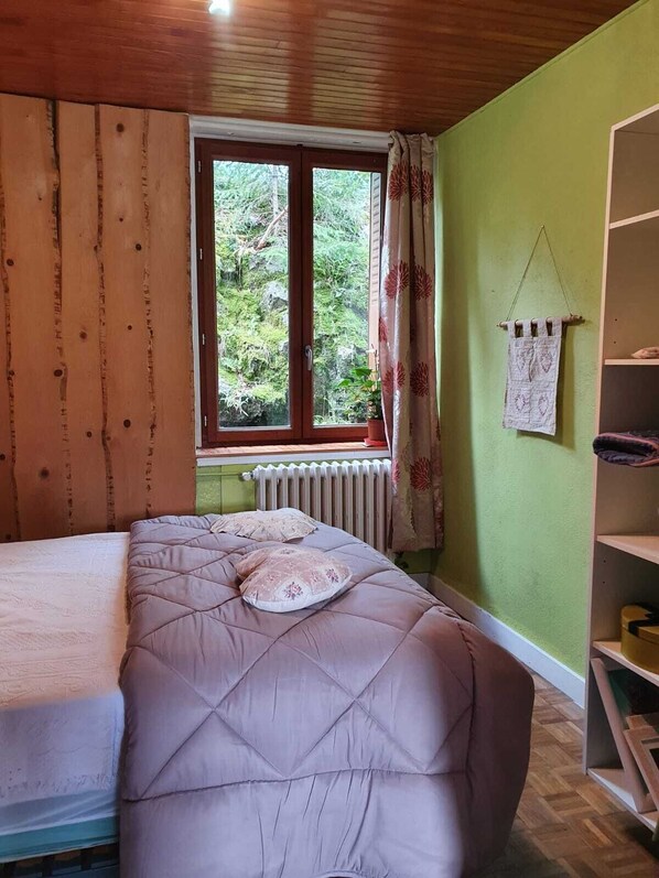2 bedrooms, iron/ironing board, travel cot