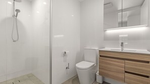 Dusche, Haartrockner, Handtücher, Shampoo