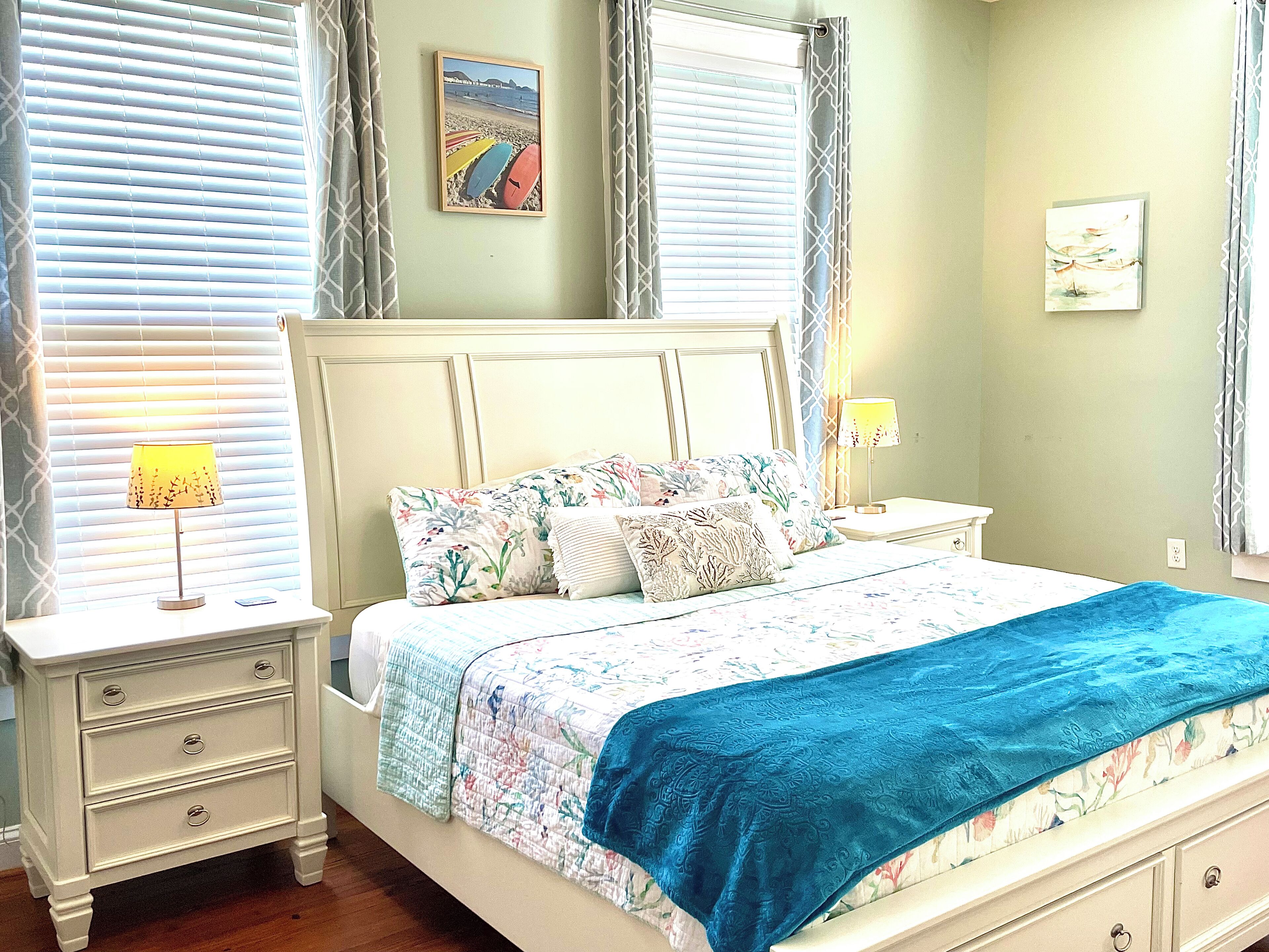 3 habitaciones, escritorio y tabla de planchar con plancha 