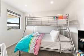 4 bedrooms, free WiFi, bed sheets