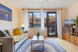 TV - Two bedroom house in Canary Wharf with free parking and garden (London)