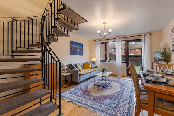 TV - Two bedroom house in Canary Wharf with free parking and garden (London)