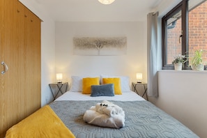 2 bedrooms, iron/ironing board, Internet - Two bedroom house in Canary Wharf with free parking and garden (London)