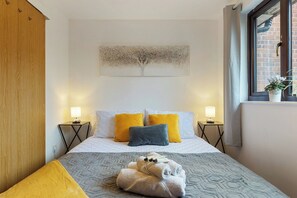 2 bedrooms, iron/ironing board, Internet - Two bedroom house in Canary Wharf with free parking and garden (London)