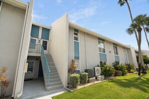 Exterior - Stunning, fully renovated, waterfront, condo, heated pools, near beach (Madeira Beach)