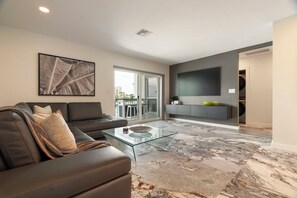 Smart TV - Stunning, fully renovated, waterfront, condo, heated pools, near beach (Madeira Beach)