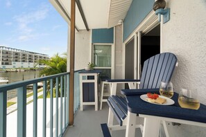 Outdoor dining - Stunning, fully renovated, waterfront, condo, heated pools, near beach (Madeira Beach)