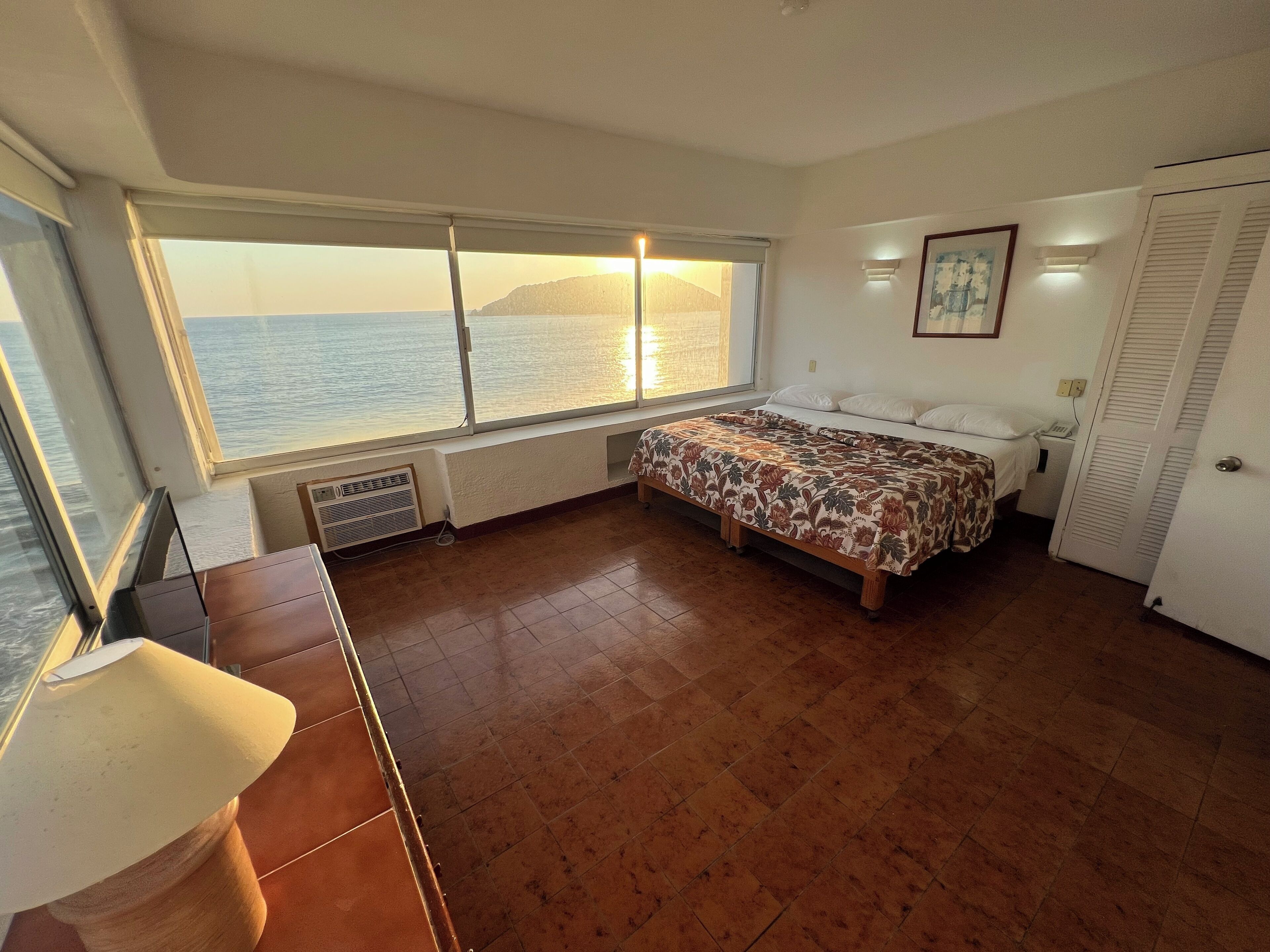 Condo superior, vista al mar | 2 habitaciones, escritorio y espacio para trabajar con laptop 