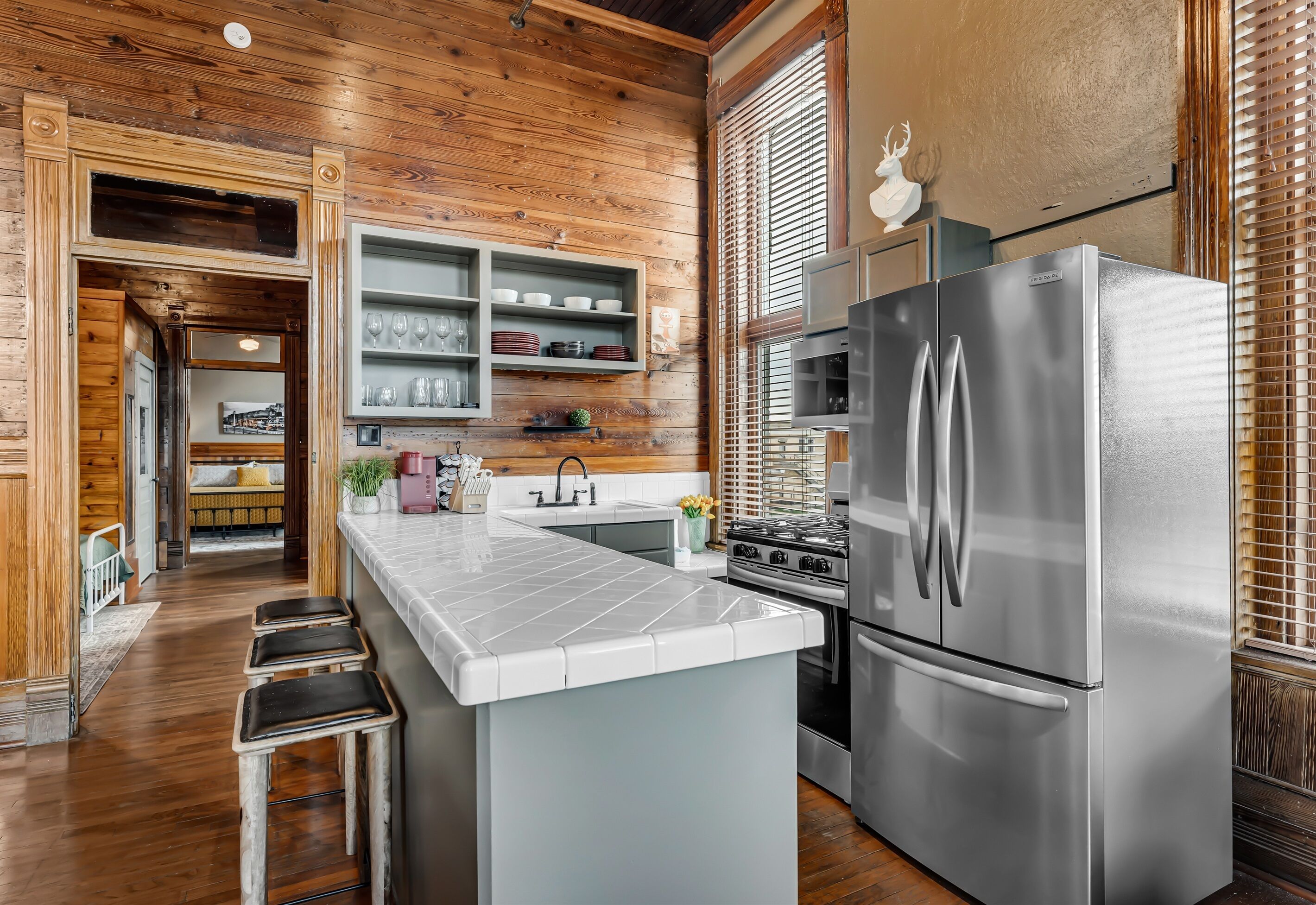 Een koelkast, een magnetron, een oven, een kookplaat