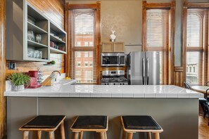 雪櫃、微波爐、焗爐、爐具