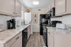 Fridge, microwave, oven, stovetop - Woodstock:2nd Floor, walk to A&M (Bryan)