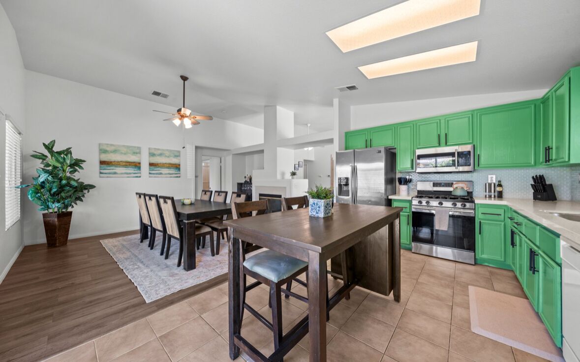 Kylskåp, mikrovågsugn, ugn och spishäll