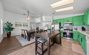 冷蔵庫、電子レンジ、オーブン、コンロ