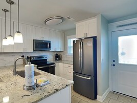 Townhome, Multiple Beds, Balcony, Garden View (Villa Chateau #10) | Private kitchen | Fridge, microwave, oven, stovetop