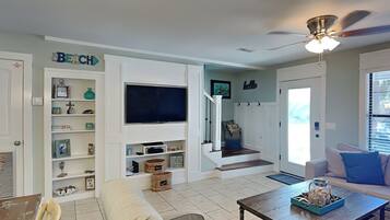 Townhouse, flere senger, balkong, hageutsikt (Villa Chateau #10) | Oppholdsområde | En 42-tommers Flatskjerm-TV med digitale kanaler