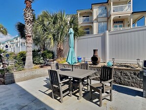 Casa de ciudad, varias camas, balcón, vista al jardín (Villa Chateau #10) | Restaurante al aire libre