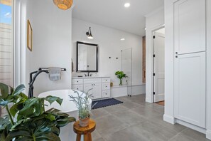 Een douche, een haardroger, handdoeken, zeep