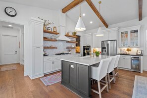 雪櫃、微波爐、焗爐、爐具