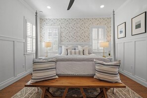 4 habitaciones, escritorio y tabla de planchar con plancha