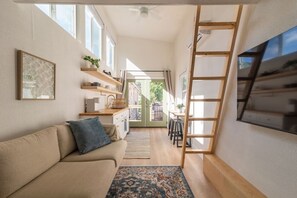 Smart TV, books - BoHo Tiny Home - Walkable to East Austin’s Best! (Austin)