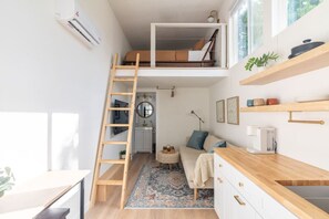 Smart TV, books - BoHo Tiny Home - Walkable to East Austin’s Best! (Austin)