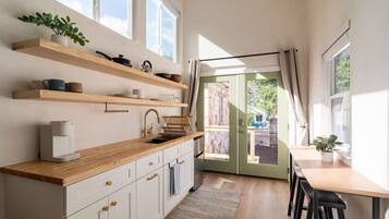 ثلاجة، موقد طهي مسطح، ماكينة لصنع القهوة/الشاي، محمصة خبز