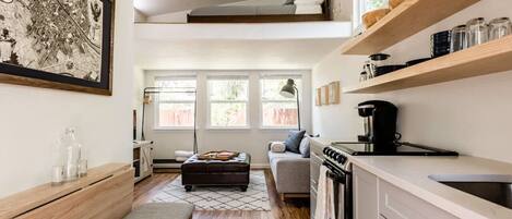 Kühlschrank, Mikrowelle, Herdplatte, Wasserkocher mit Kaffee-/Teezubehör