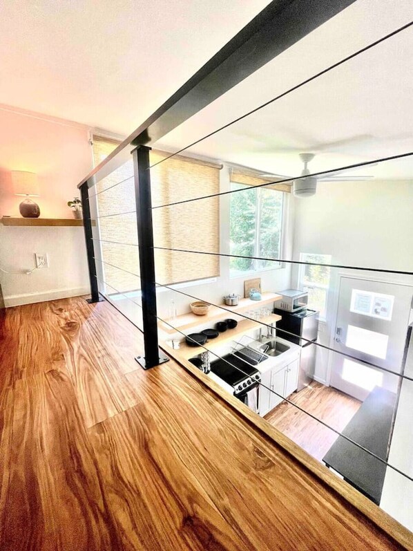 Kjøleskap, mikrobølgeovn, kokeplater og kaffetrakter/tekoker