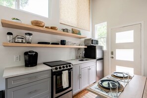 Réfrigérateur, micro-ondes, plaque de cuisson, cafetière/bouilloire