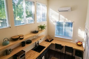 Réfrigérateur, four, plaque de cuisson, cafetière/bouilloire