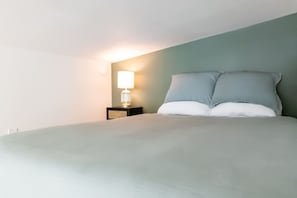 Escritorio, tabla de planchar con plancha, wifi gratis y ropa de cama