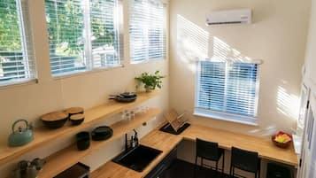 Køleskab, ovn, kogeplade, kaffe-/temaskine