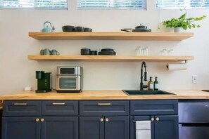 Réfrigérateur, four, plaque de cuisson, cafetière/bouilloire