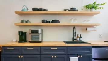 Køleskab, ovn, kogeplade, kaffe-/temaskine