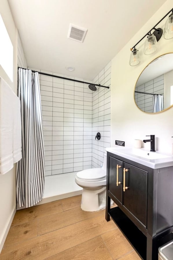 Hair dryer, towels - Extended Stay Retreat: Cozy yet Spacious Tiny Gem! (Austin)