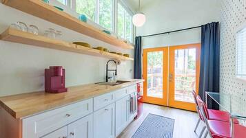 ثلاجة، فرن، موقد طهي مسطح، ماكينة لصنع القهوة/الشاي