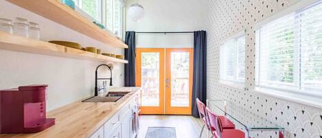 Fridge, oven, stovetop, coffee/tea maker