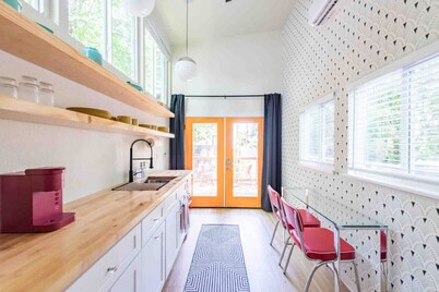 Unique Vintage Vibes - Cozy Tiny Home close to UT!