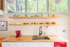 Een koelkast, een oven, een kookplaat, een koffiezetapparaat/waterkoker