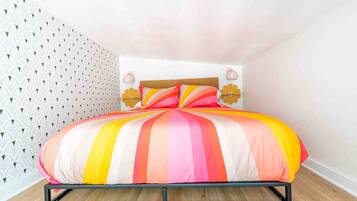 Escritorio, tabla de planchar con plancha, wifi gratis y ropa de cama