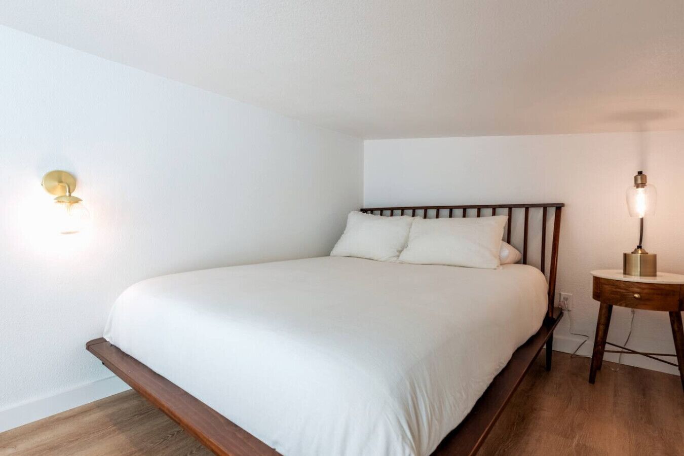 Escritorio, tabla de planchar con plancha, wifi gratis y ropa de cama 