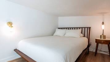 Escritorio, tabla de planchar con plancha, wifi gratis y ropa de cama